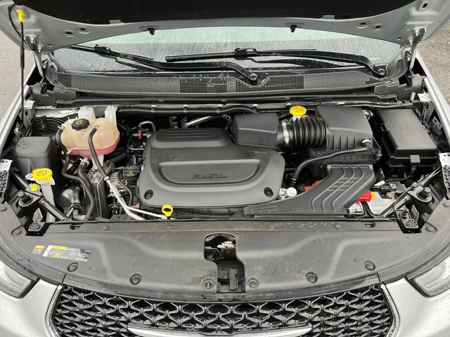 Used 2023 Chrysler Pacifica Limited image 32
