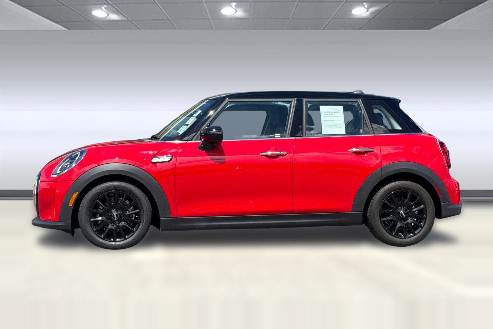 Used 2023 MINI Cooper 4-Door Hardtop image 2