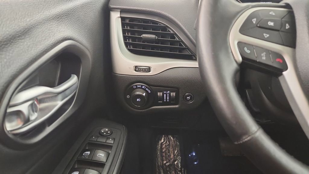 Used 2015 Jeep Cherokee Trailhawk w/ Comfort/Convenience Group AWD/4WD image 21