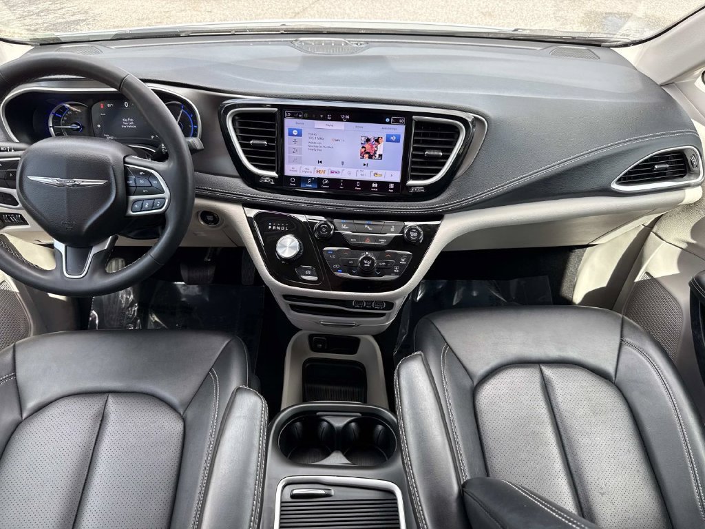 Used 2024 Chrysler Pacifica Limited FWD image 19