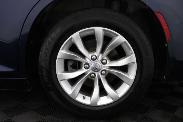 Used 2016 Chrysler 300 Limited RWD image 8