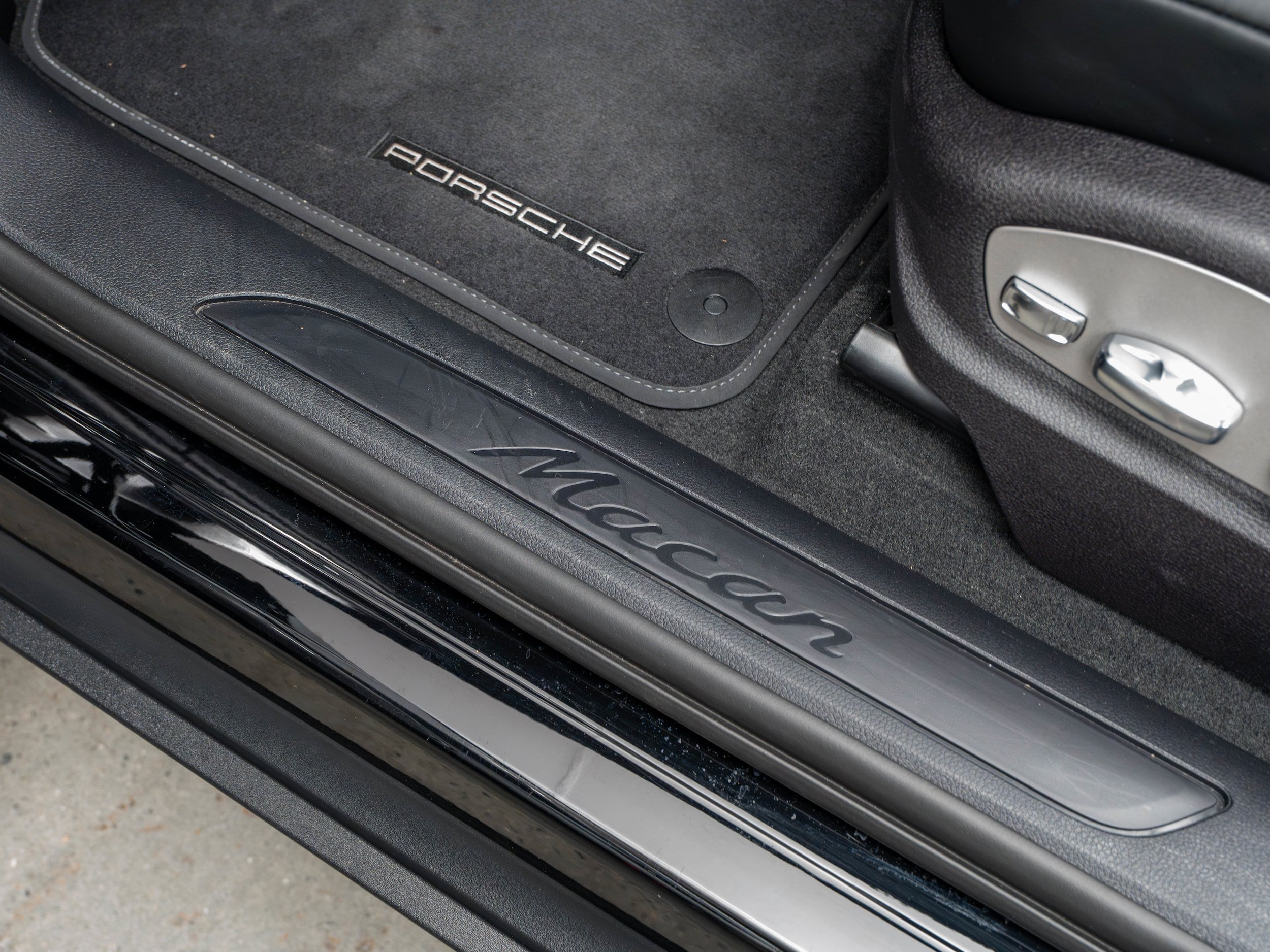 Certified 2026 Porsche Macan AWD/4WD image 30