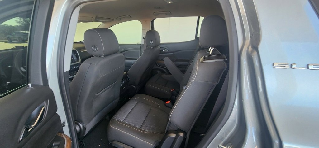 Used 2023 GMC Acadia SLE image 12