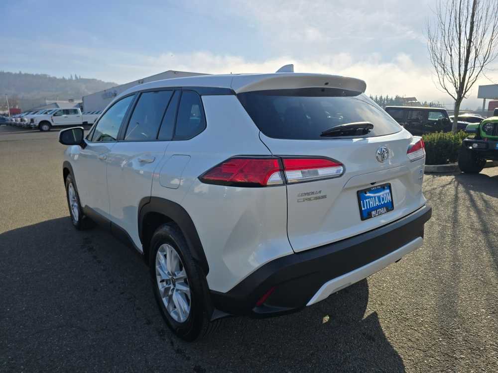 Used 2024 Toyota Corolla Cross LE image 3