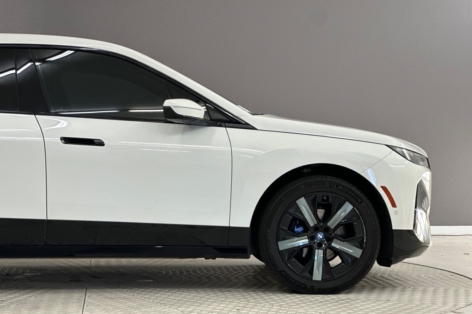 Used 2024 BMW iX xDrive50 w/ Sport Package AWD/4WD image 35