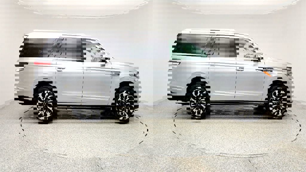 Used 2022 Lincoln Navigator L Black Label image 4