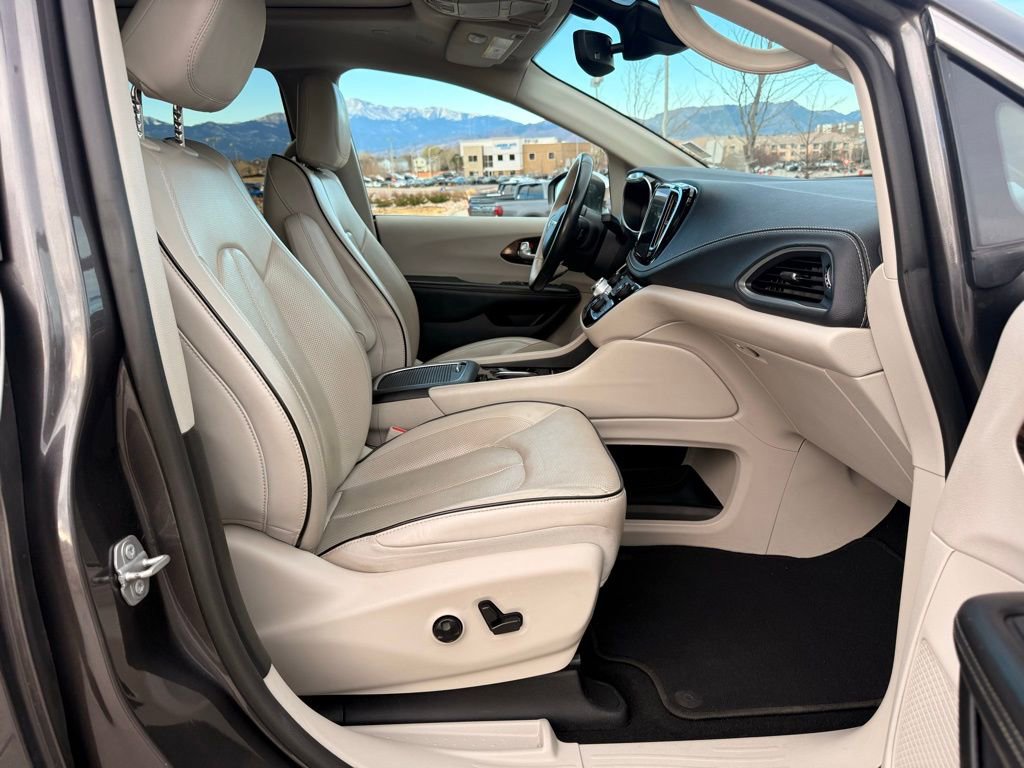 Used 2021 Chrysler Pacifica Limited image 29