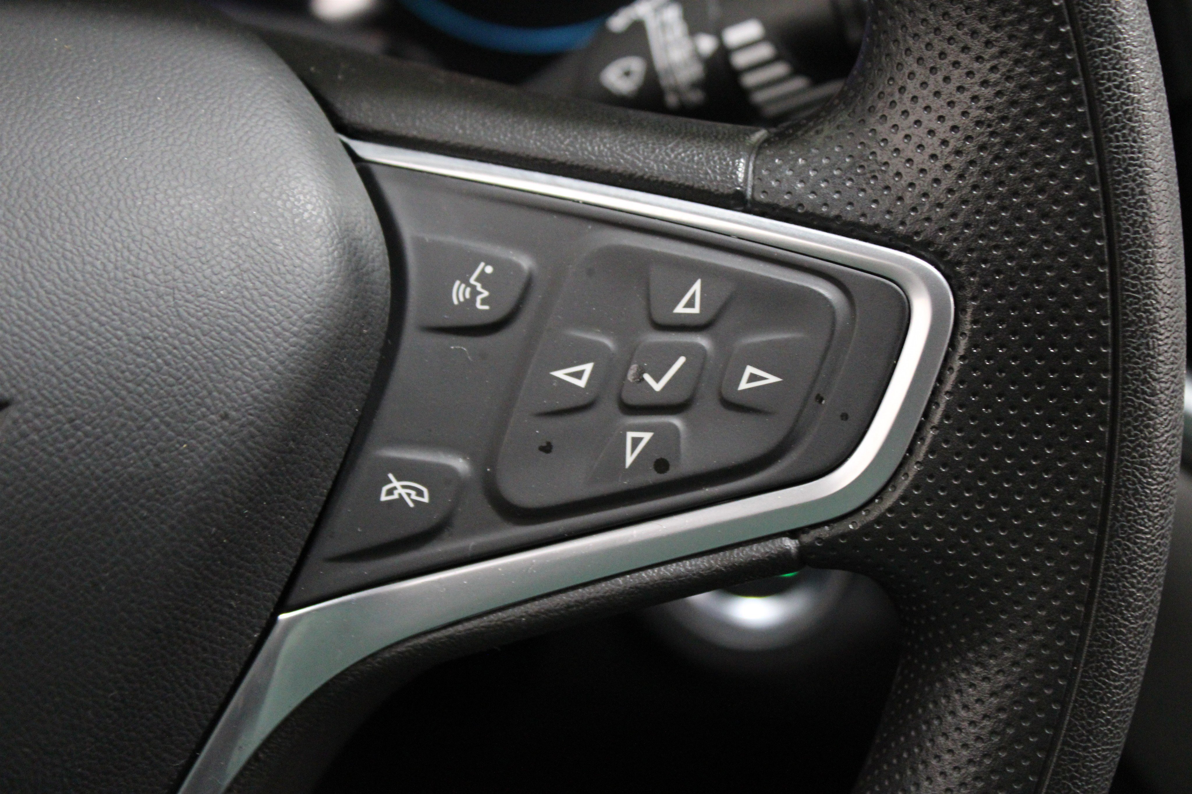 Used 2023 Chevrolet Equinox LT w/ LPO, Floor Liner Package image 9