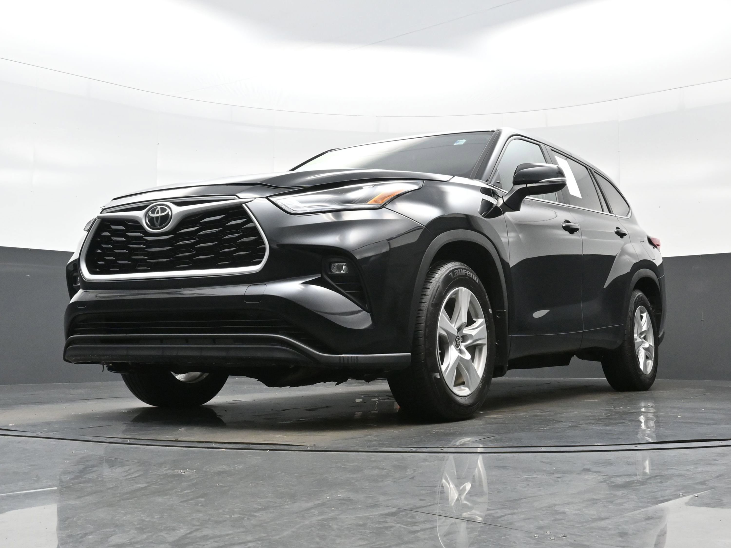 Used 2023 Toyota Highlander LE AWD/4WD image 25