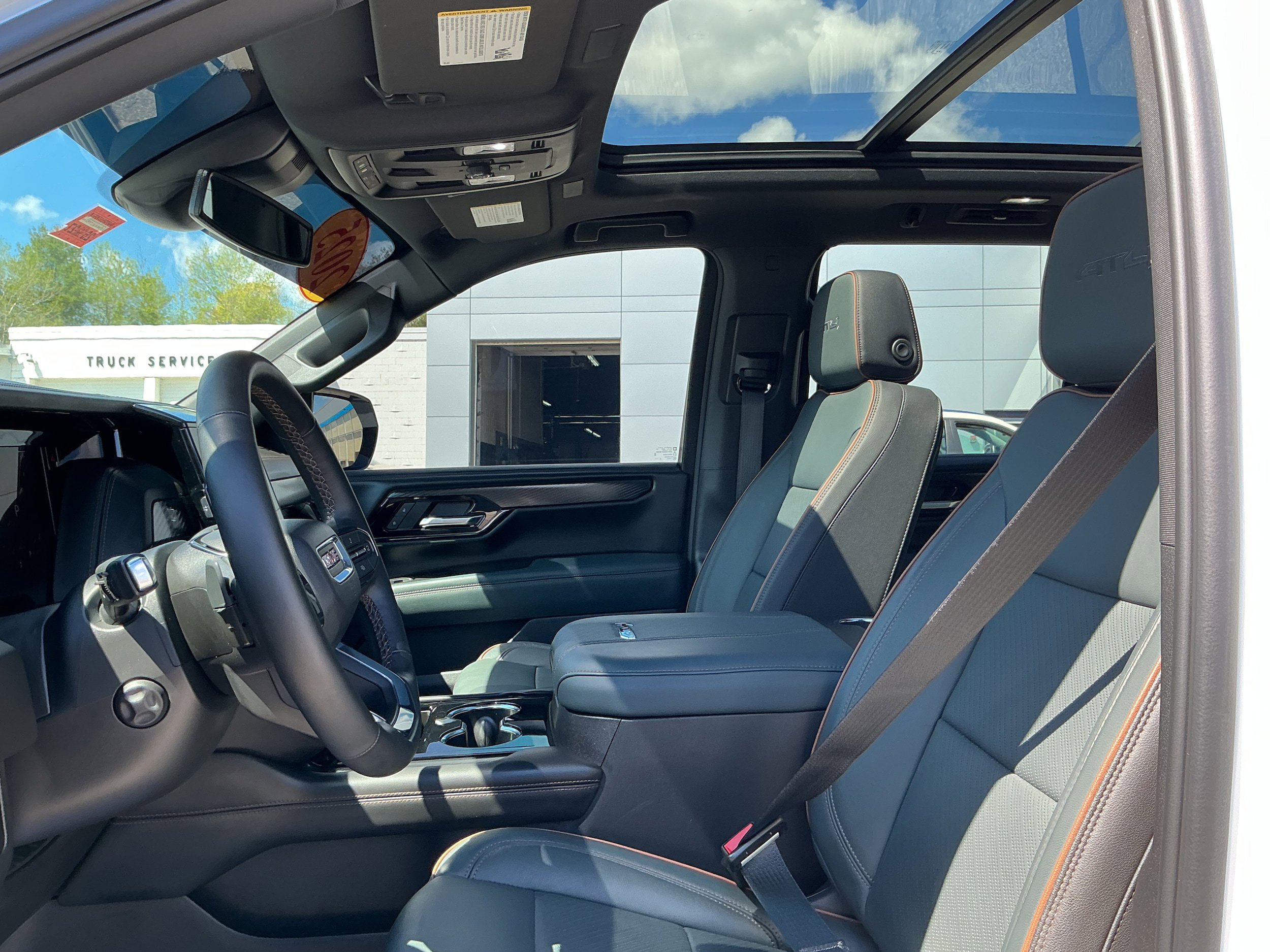 Used 2025 GMC Yukon AT4 AWD/4WD image 7