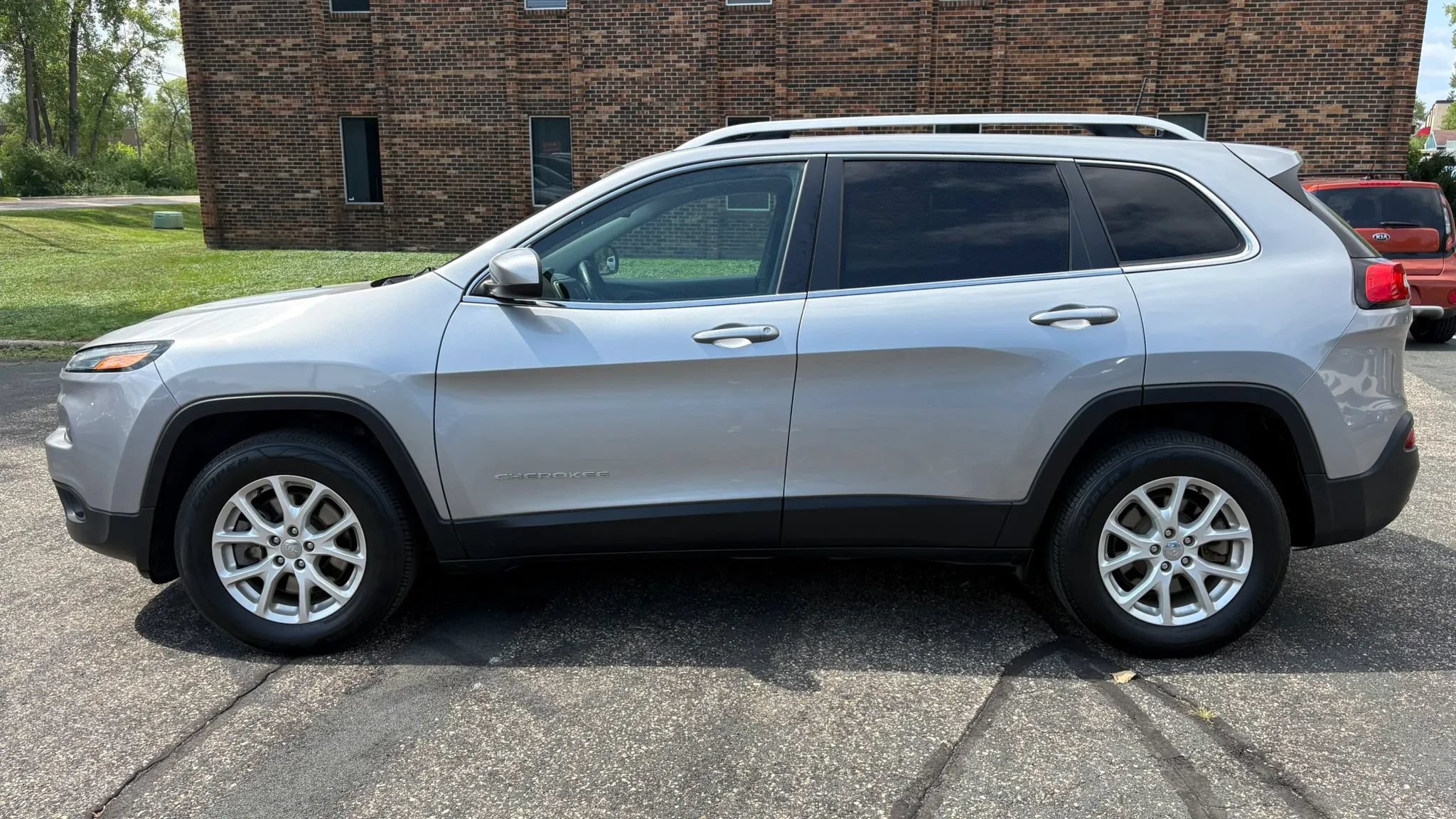 Used 2017 Jeep Cherokee Latitude AWD/4WD image 5