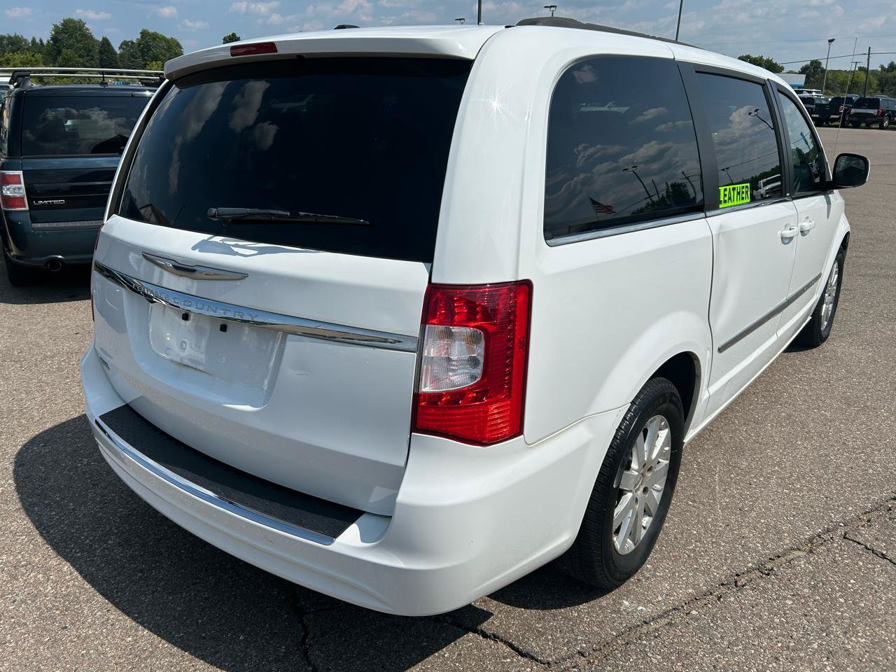 Used 2014 Chrysler Town & Country Touring FWD image 5