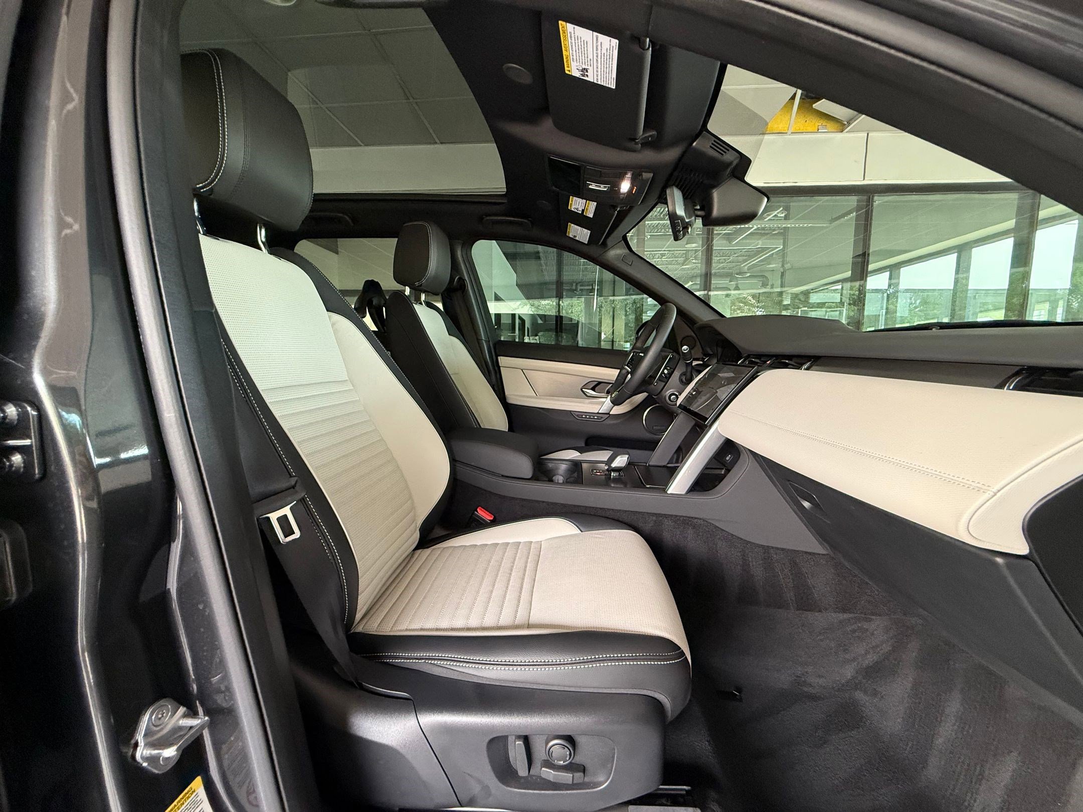 Certified 2025 Land Rover Discovery Sport Dynamic SE image 28