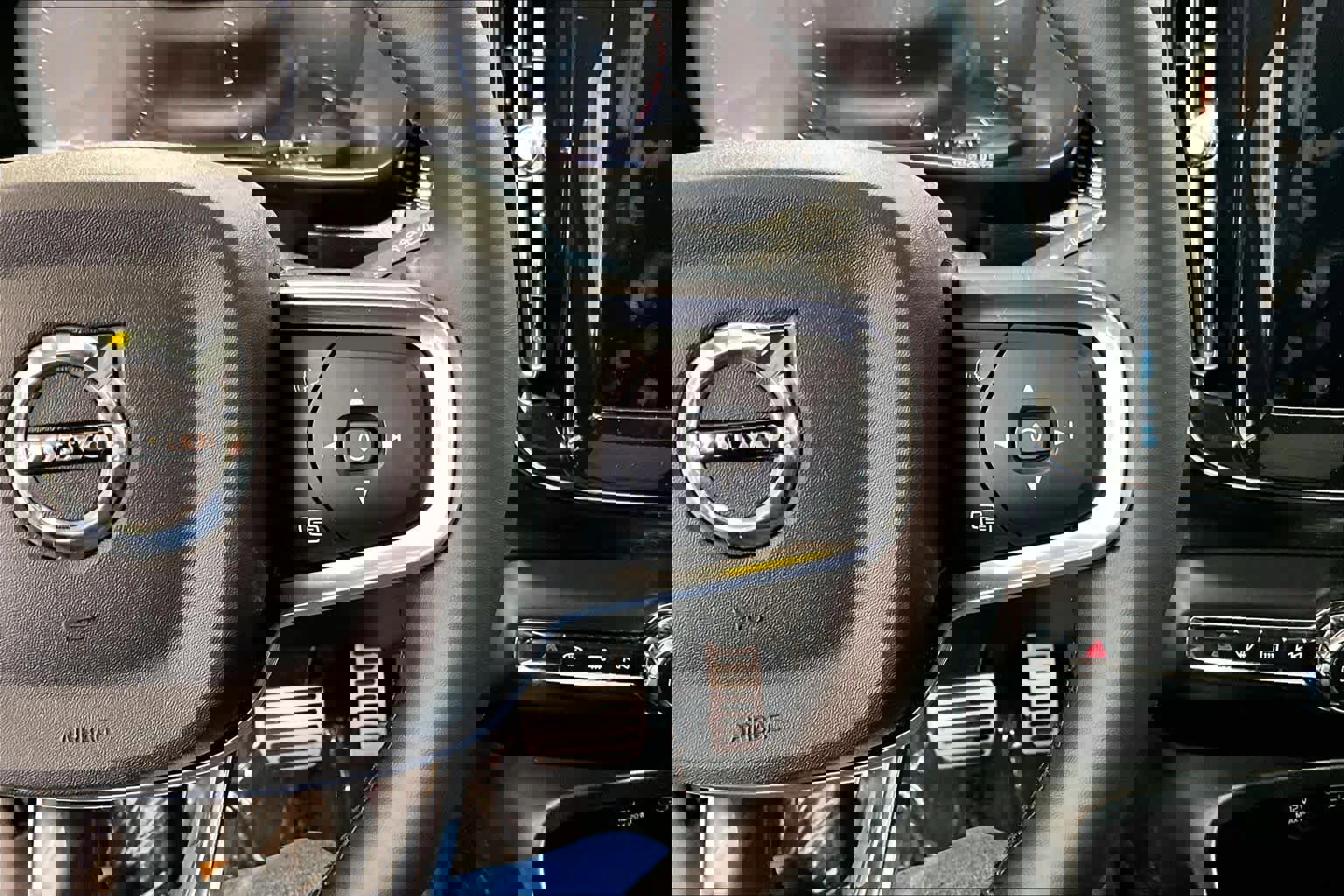 Certified 2022 Volvo XC40 T4 R-Design w/ Advanced Package image 23