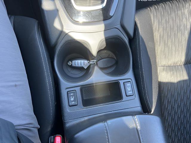 Used 2018 Nissan Rogue SV w/ Sun & Sound Touring Package AWD/4WD image 12