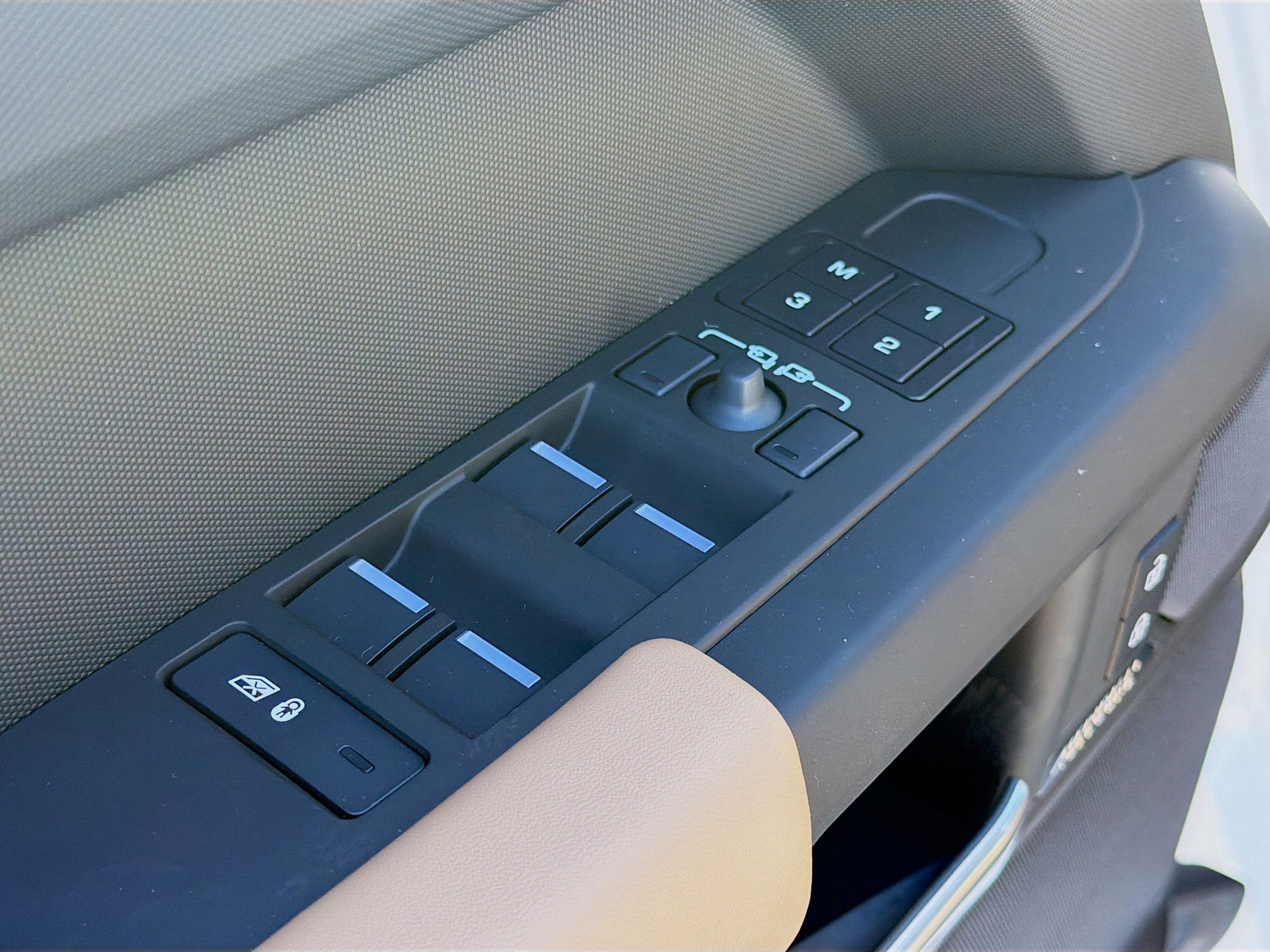 New 2026 Land Rover Defender 110 X-Dynamic SE image 22