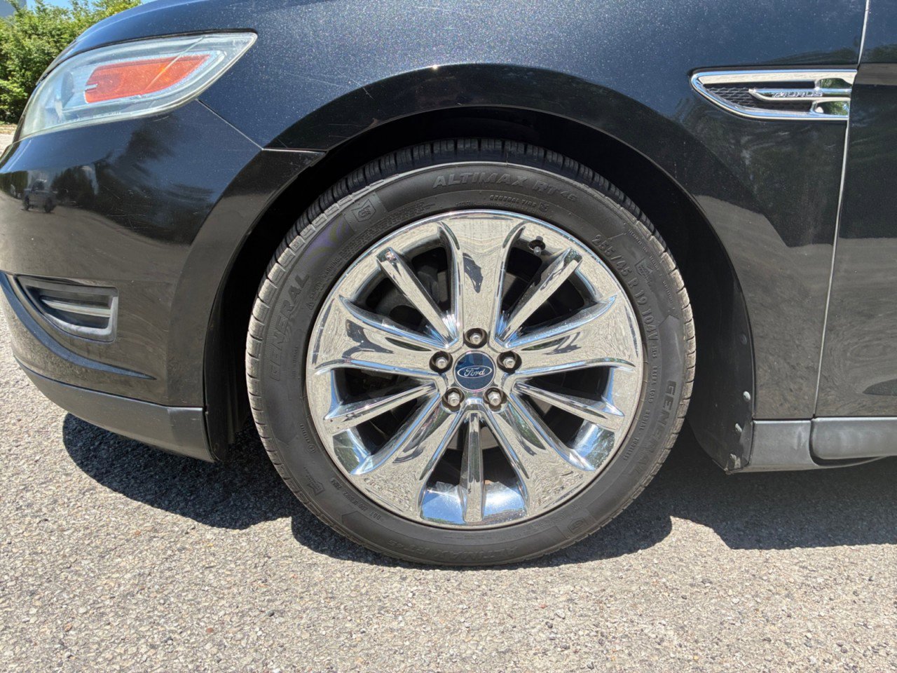 Used 2010 Ford Taurus Limited FWD image 22