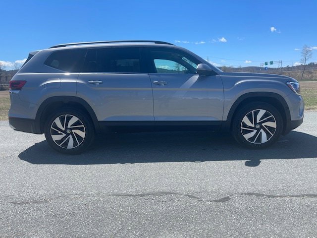 Used 2025 Volkswagen Atlas SE AWD/4WD image 3