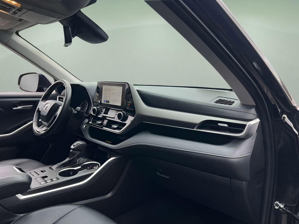 Used 2025 Toyota Highlander XLE image 13