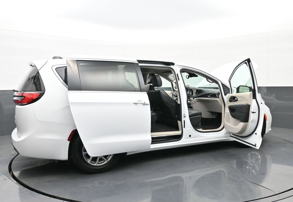Used 2024 Chrysler Pacifica Touring-L image 40