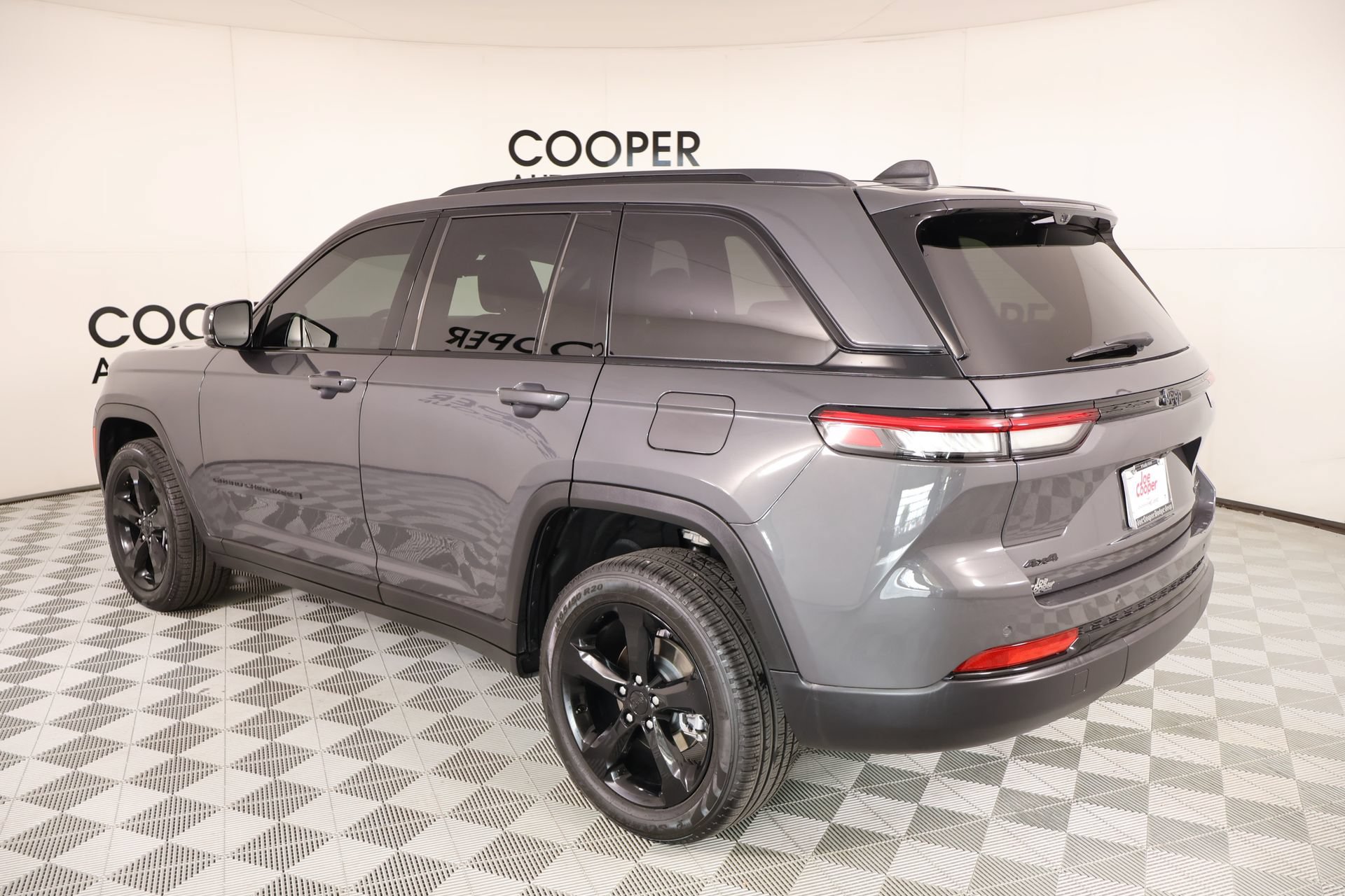 Used 2025 Jeep Grand Cherokee Limited w/ Luxury Tech Group II AWD/4WD image 24