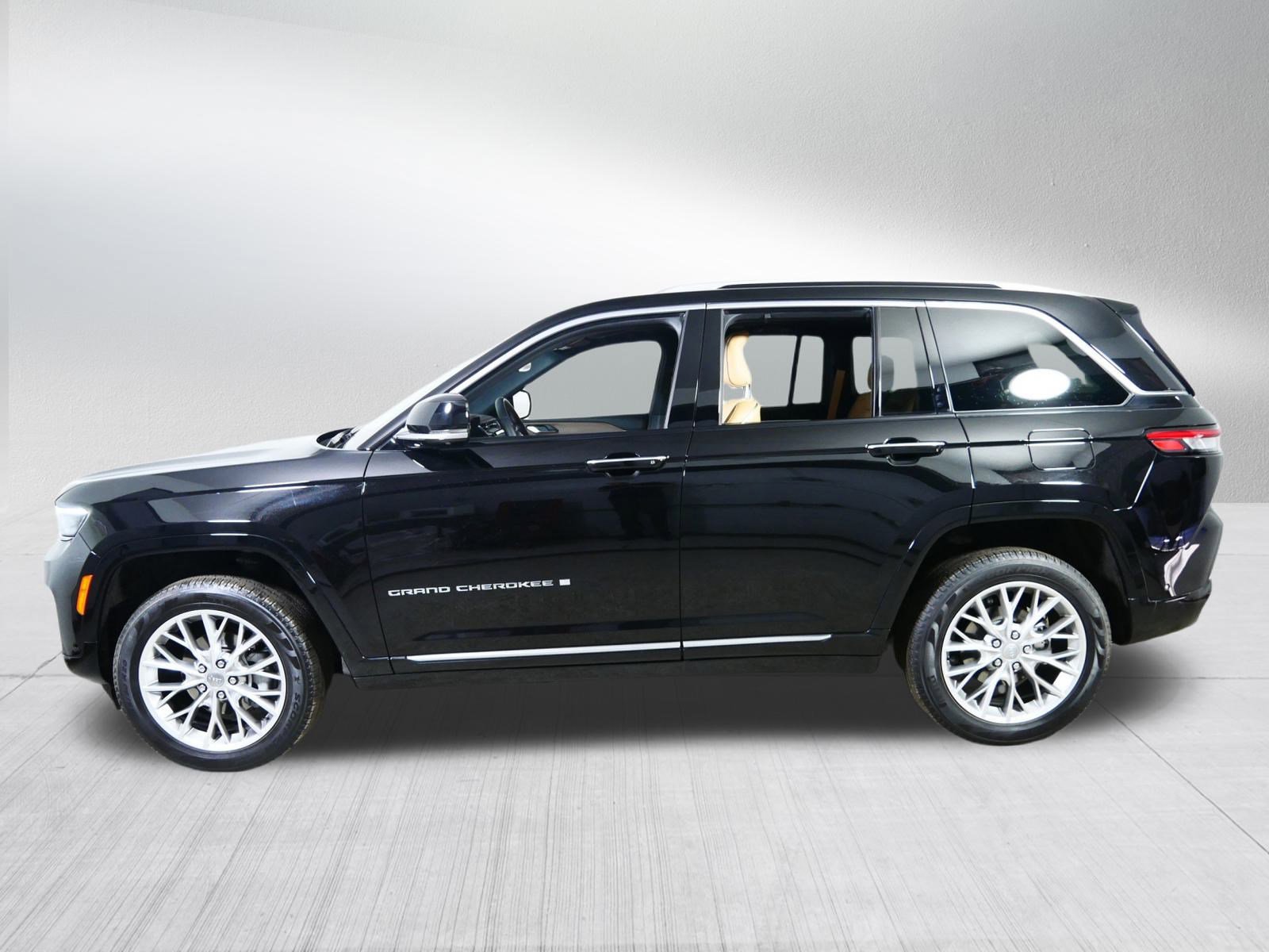 Used 2023 Jeep Grand Cherokee Summit w/ Luxury Tech Group V image 4