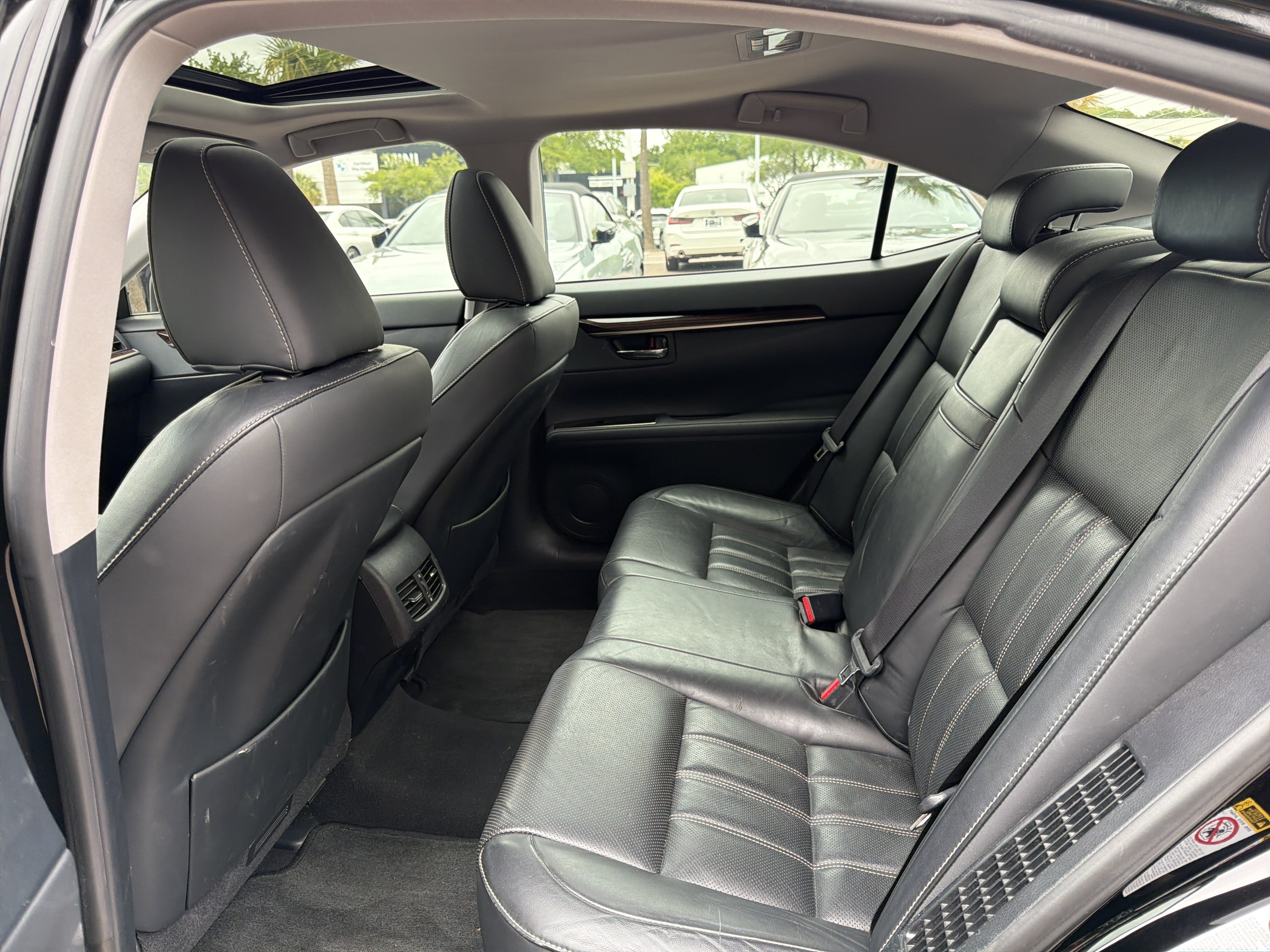 Used 2017 Lexus ES 300h w/ Luxury Package FWD image 31