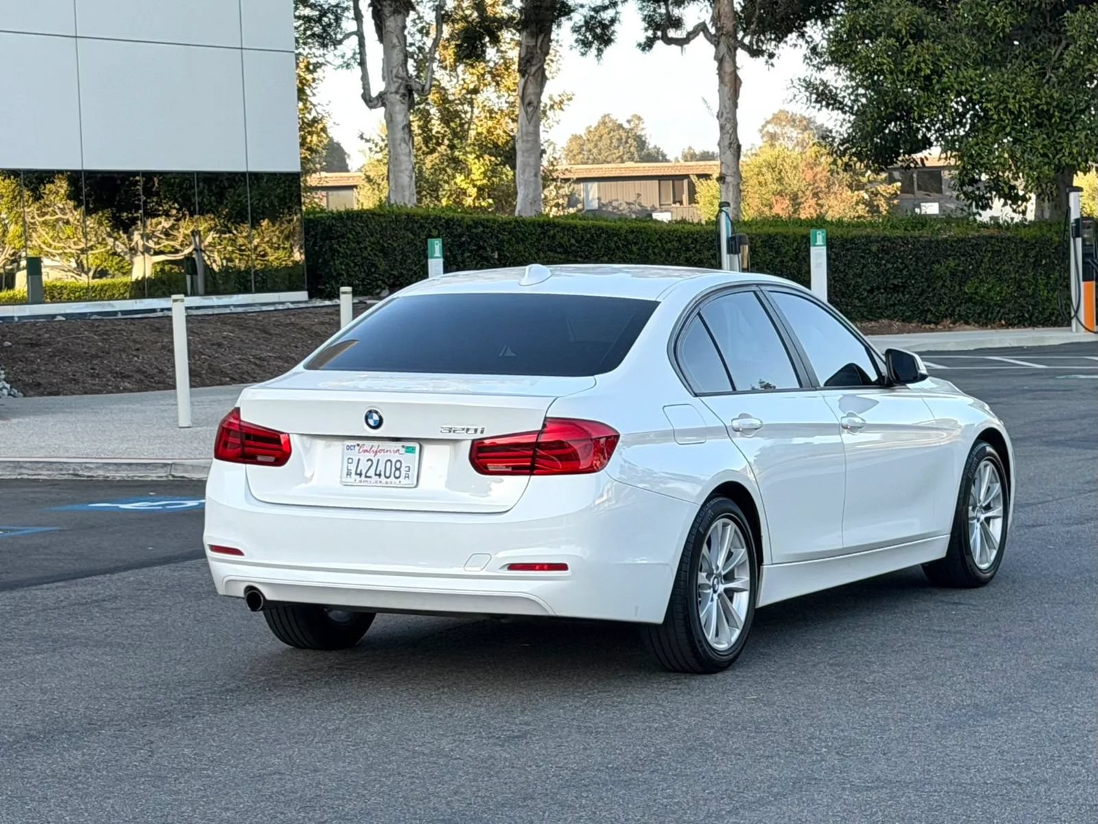 Used 2018 BMW 320i Sedan RWD image 4