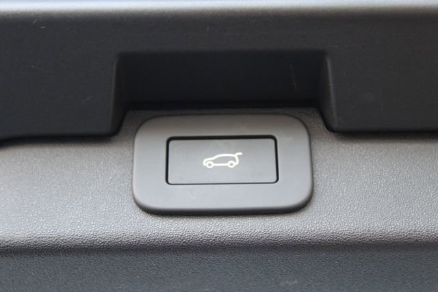 Used 2025 Land Rover Discovery Dynamic SE image 27