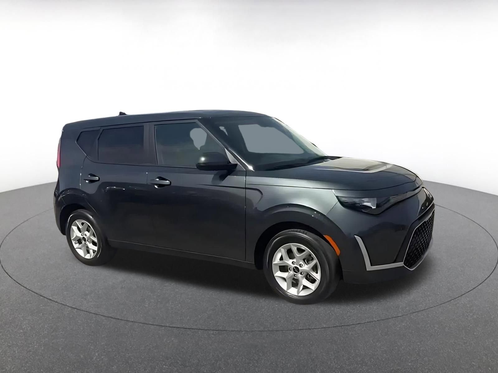 Used 2025 Kia Soul LX w/ LX Technology Package image 2