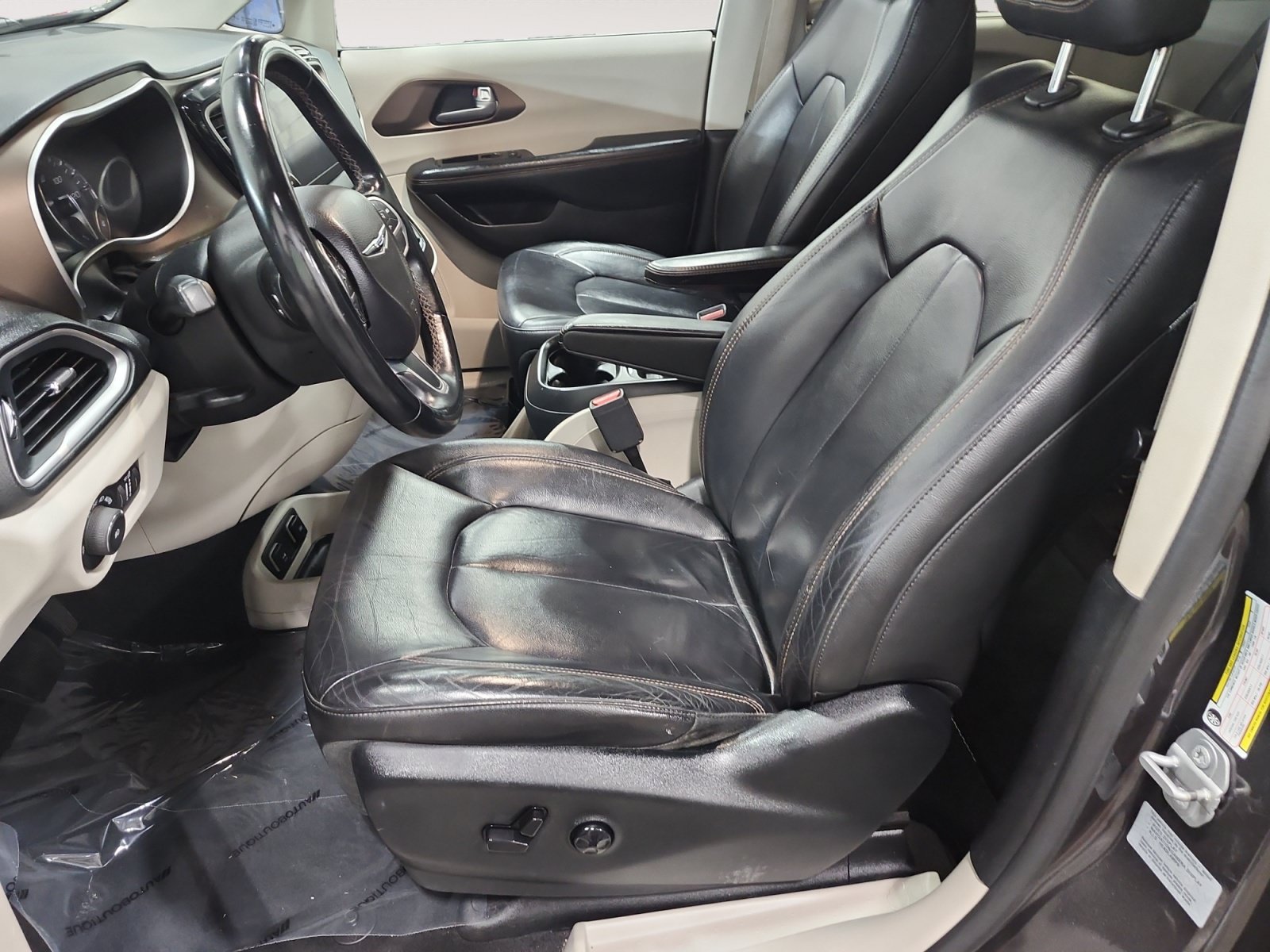 Used 2017 Chrysler Pacifica Touring-L FWD image 9