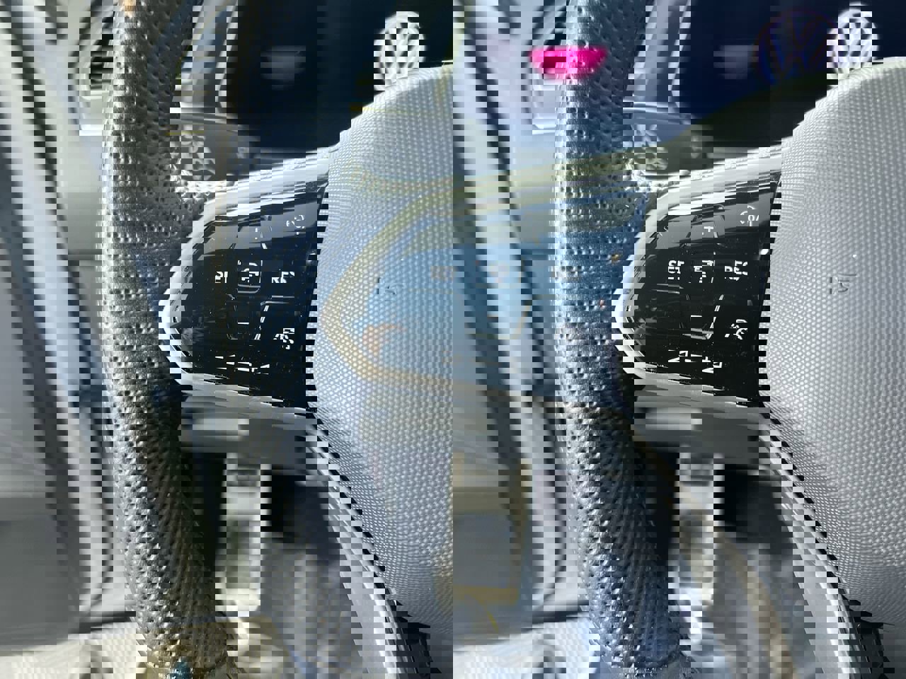 Used 2022 Volkswagen Tiguan SE R-Line image 16