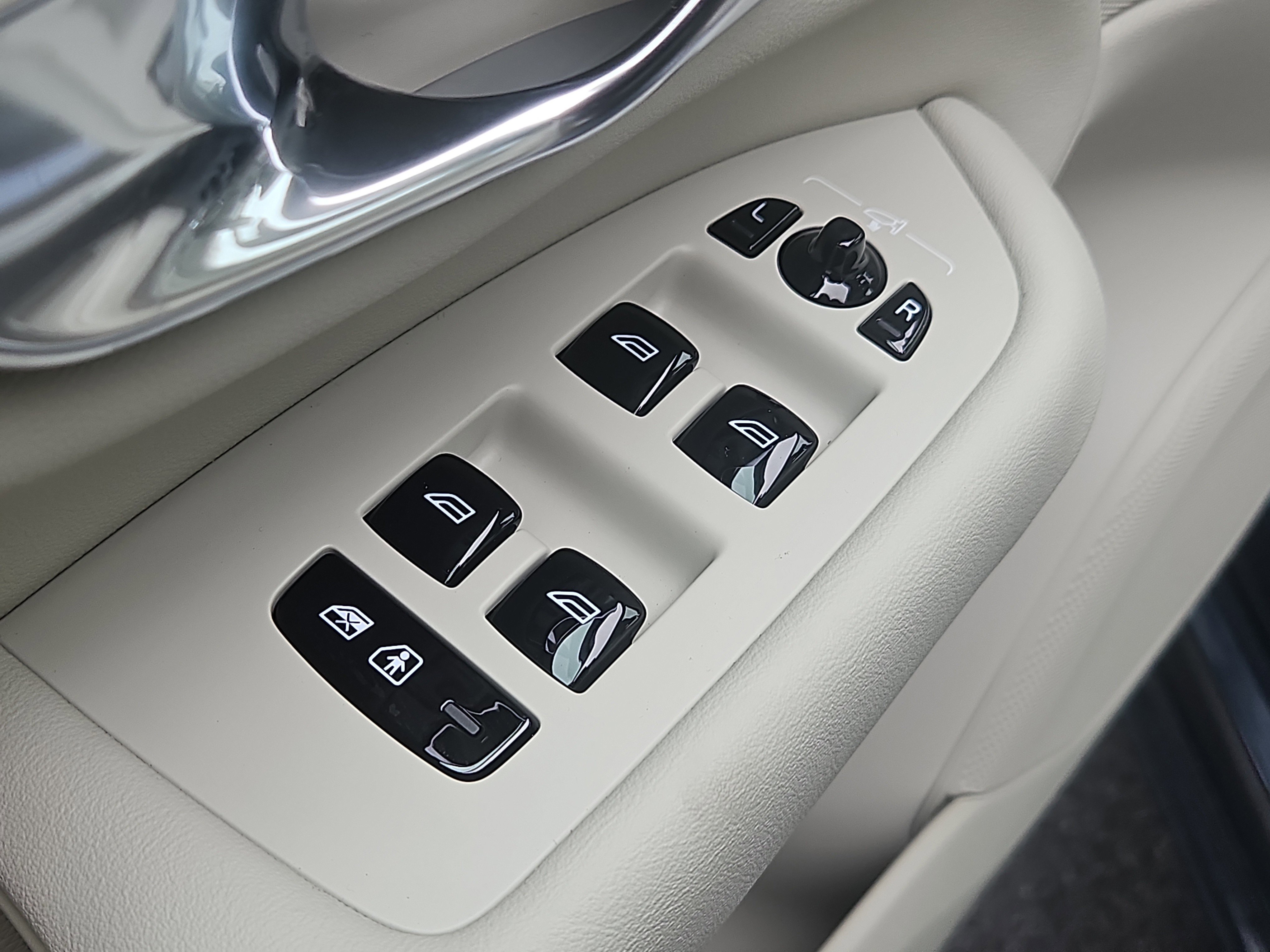 New 2026 Volvo XC90 B6 Ultra w/ Protection Package image 18