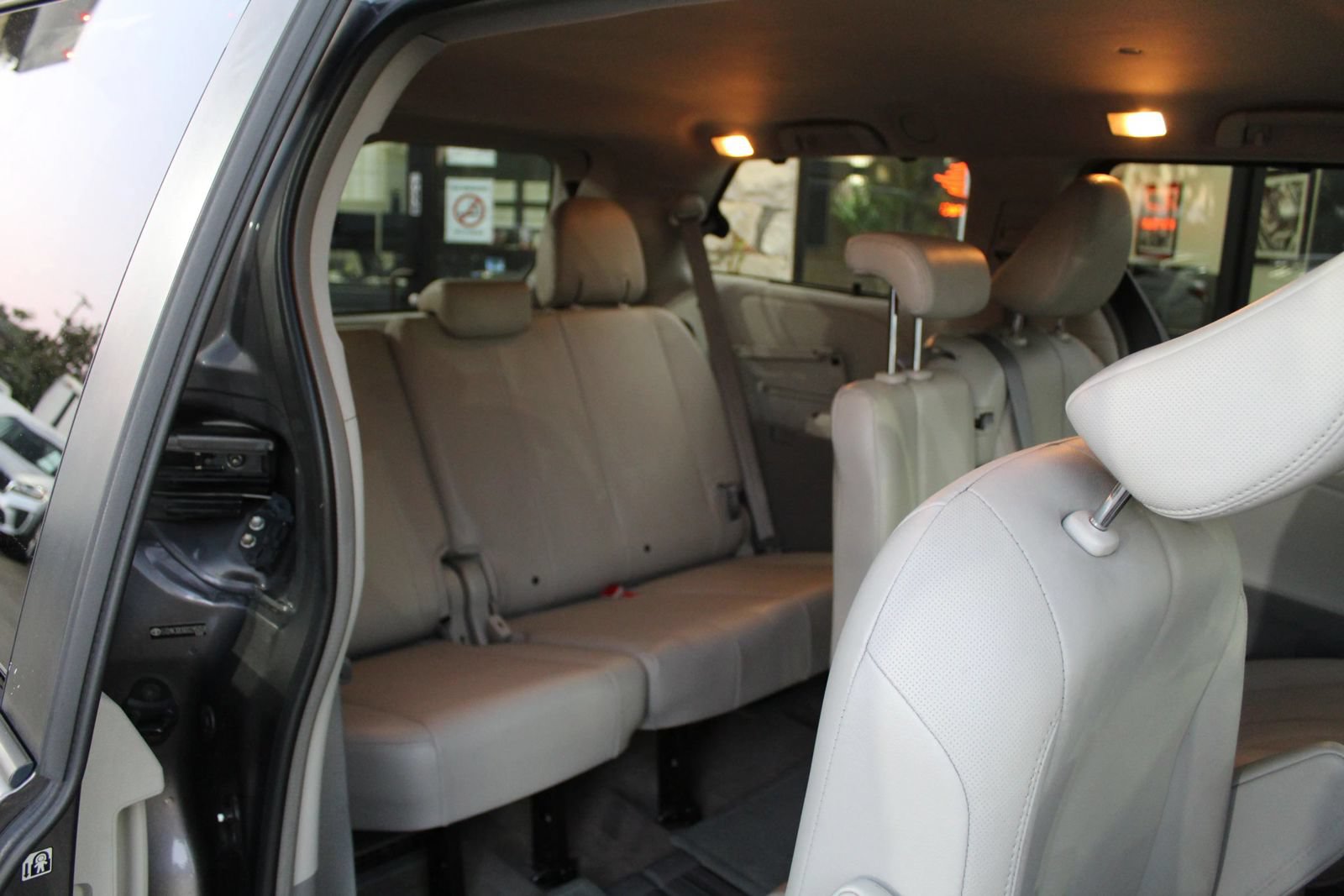Used 2013 Toyota Sienna XLE FWD image 12