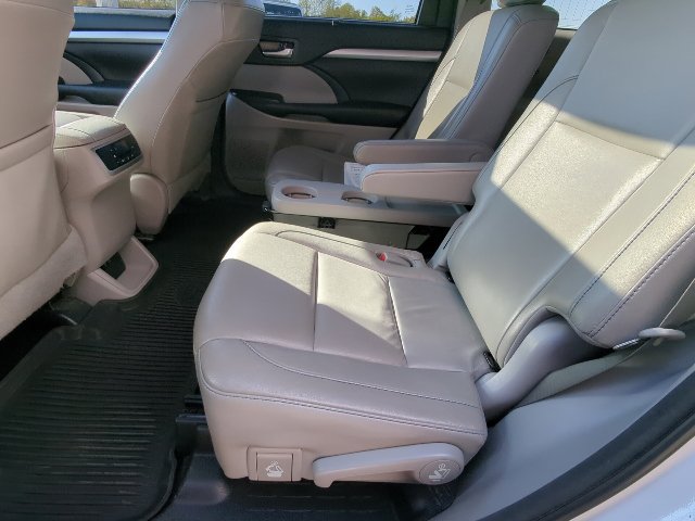 Used 2018 Toyota Highlander XLE AWD/4WD image 23