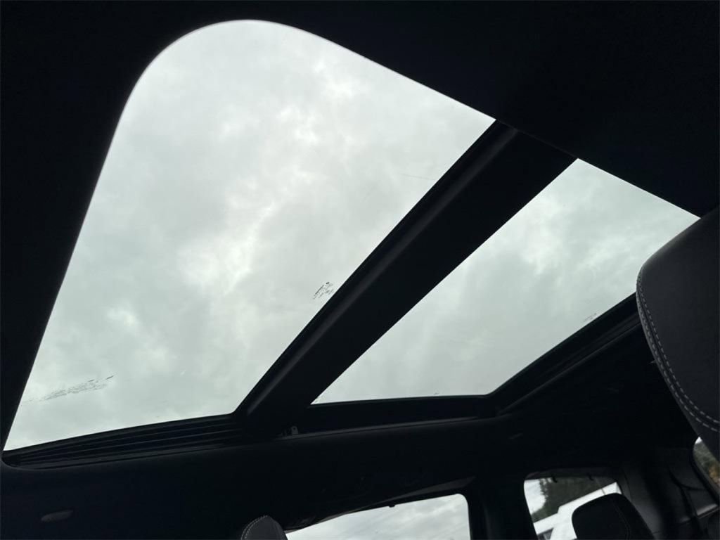 New 2025 Chrysler Pacifica Select w/ Uconnect Theater Family Group image 18