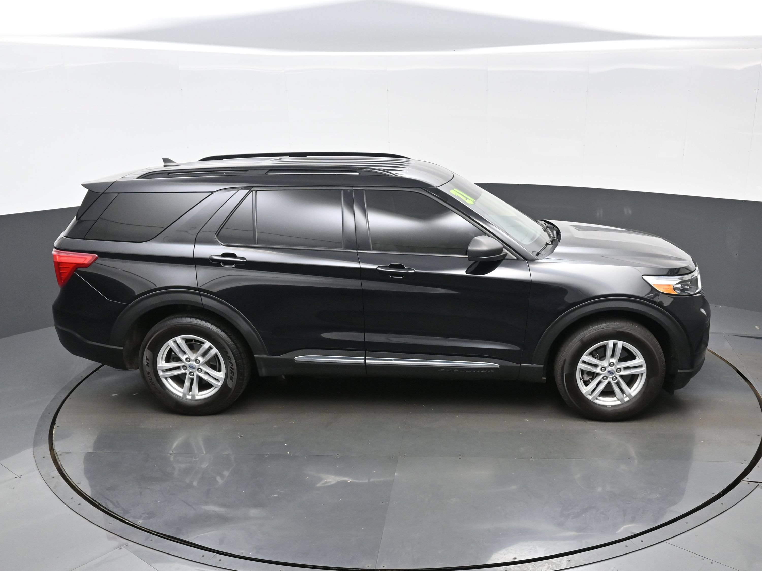 Used 2021 Ford Explorer XLT w/ Class III Trailer Tow Package AWD/4WD image 41