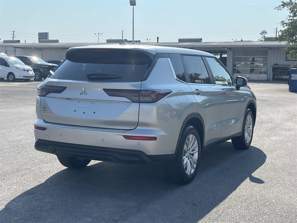 New 2025 Mitsubishi Outlander ES image 5