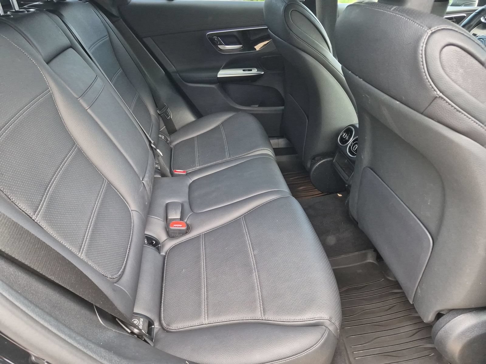 Used 2024 Mercedes-Benz GLC 300 4MATIC image 31