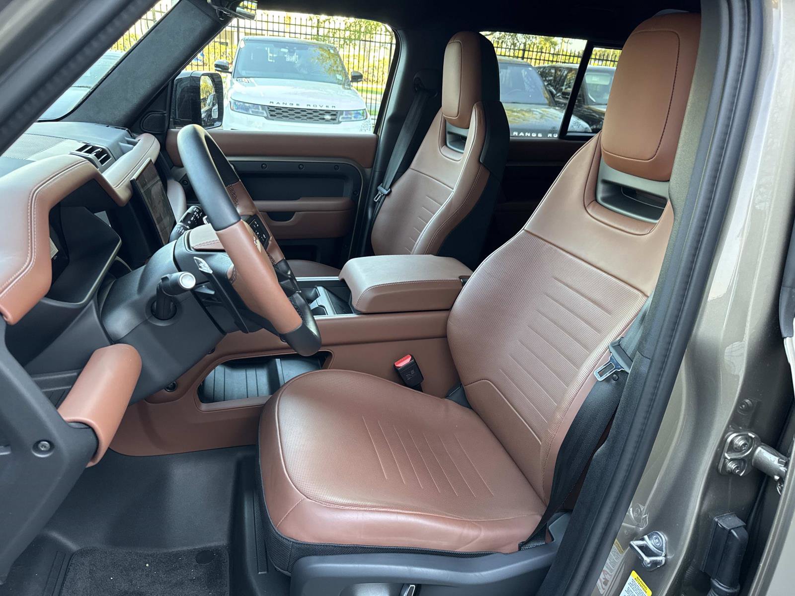 Used 2025 Land Rover Defender 110 image 21