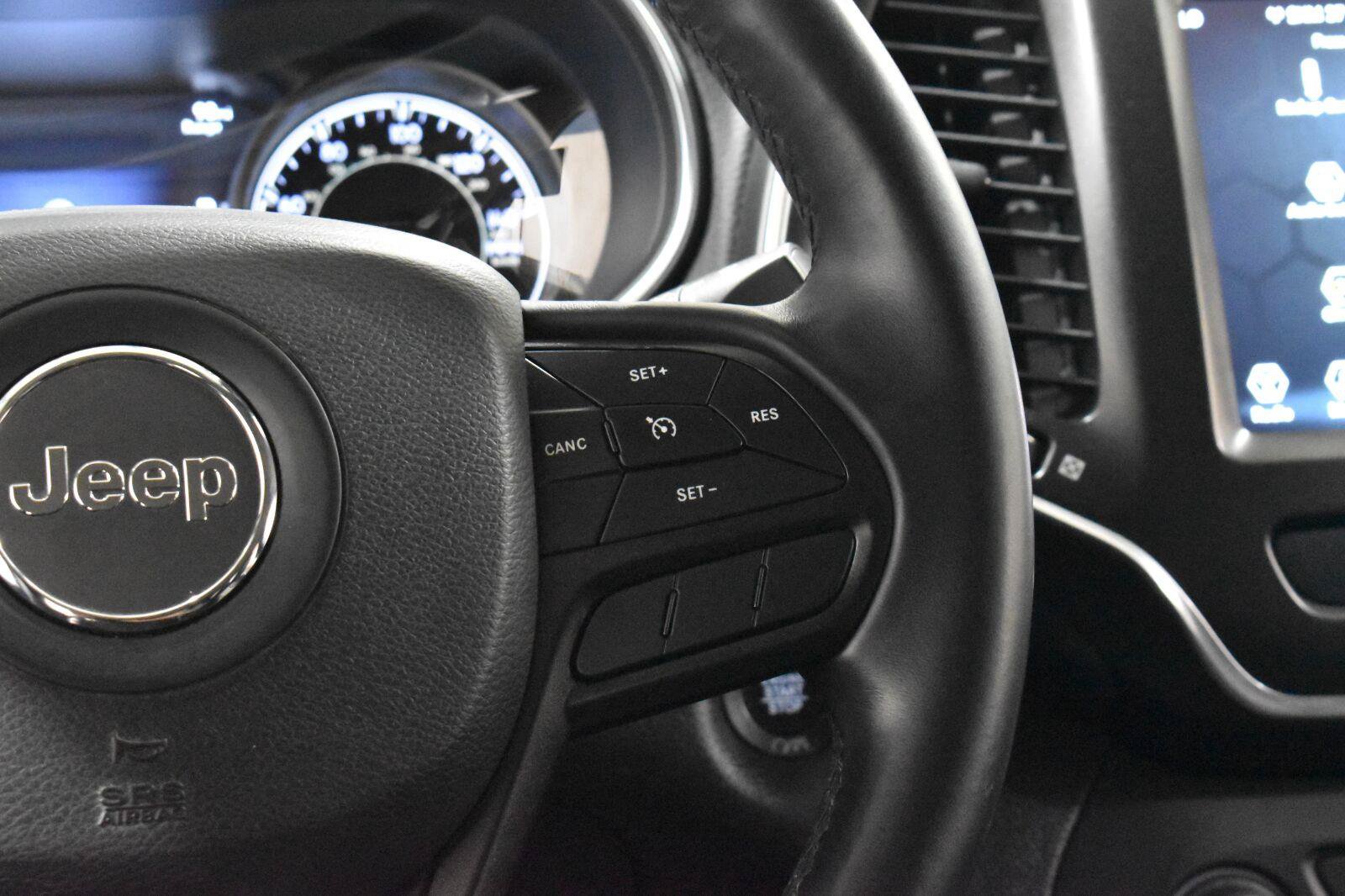 Used 2019 Jeep Cherokee Trailhawk AWD/4WD image 8