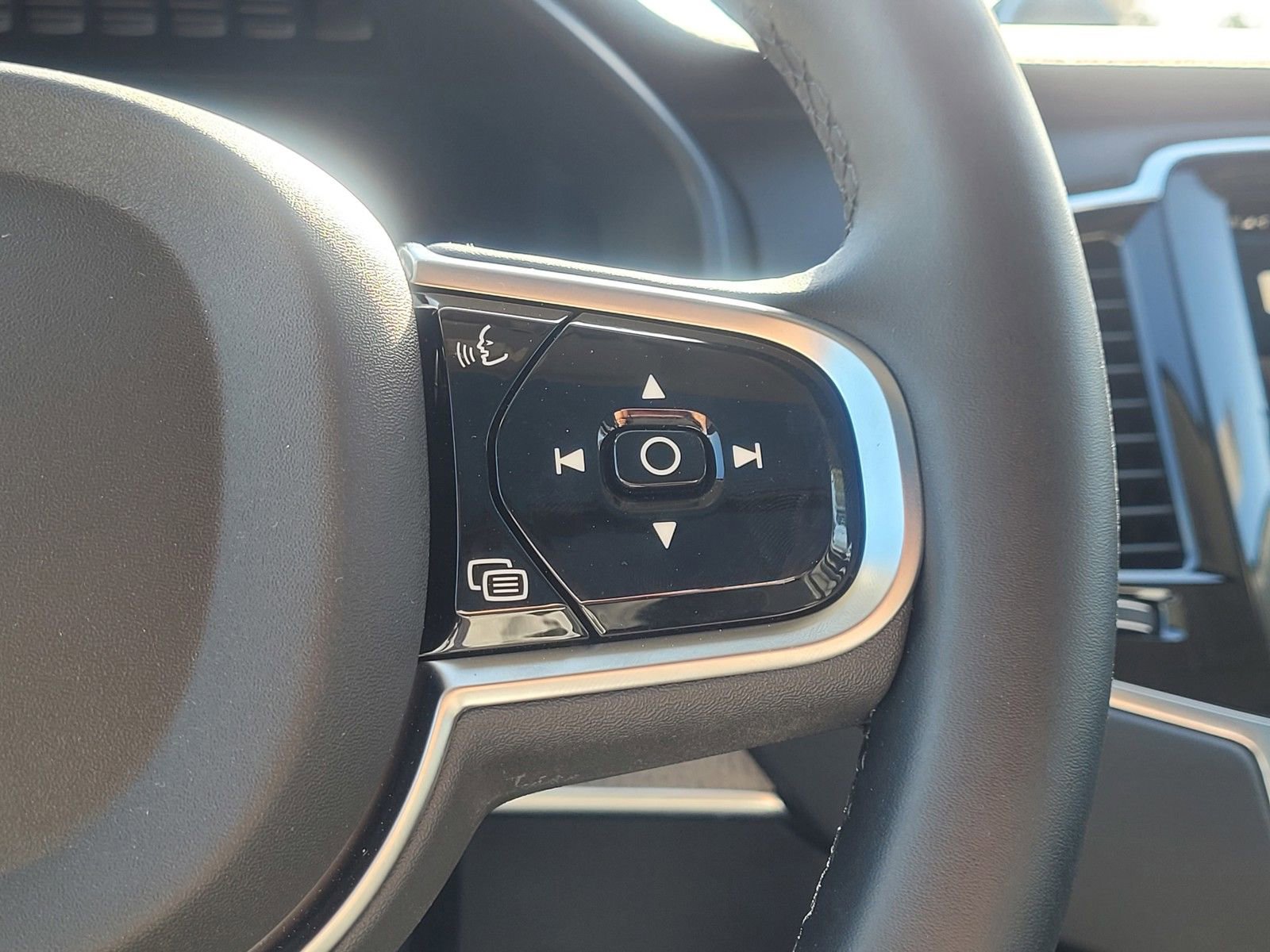 Certified 2025 Volvo XC90 B6 Ultra w/ Protection Package Premier image 18