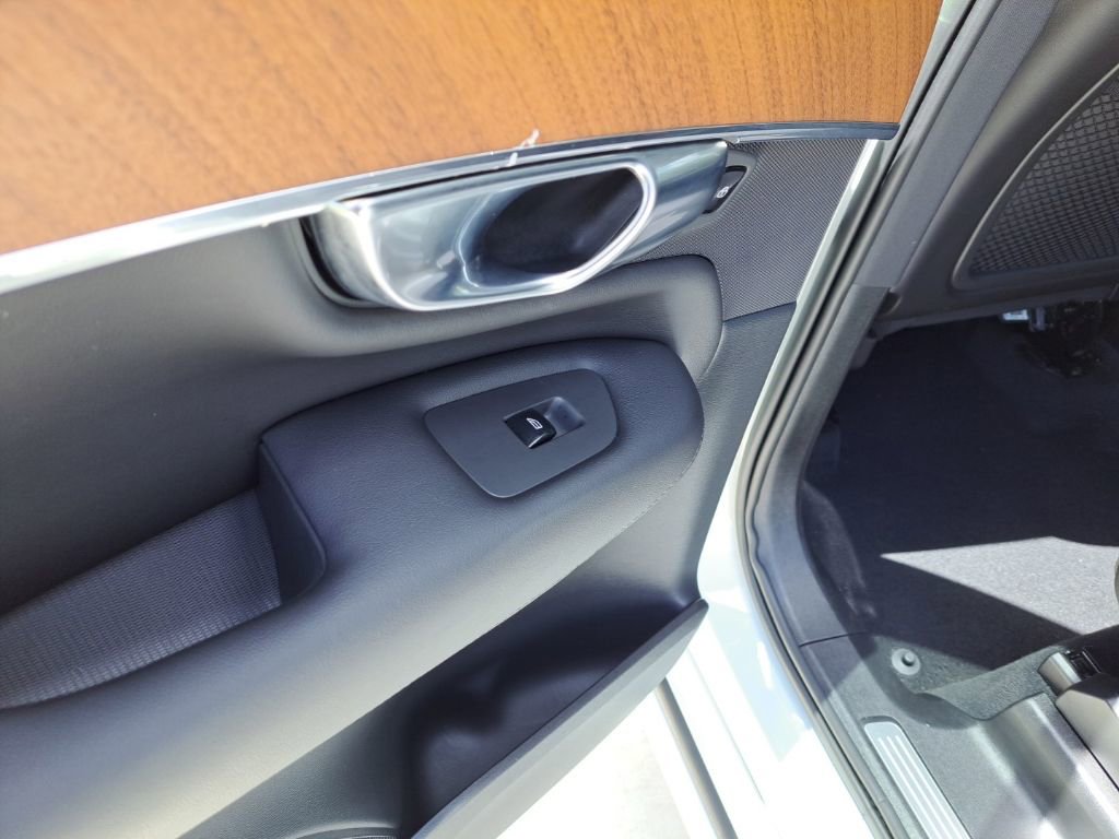 Used 2023 Volvo XC90 B6 Core image 10