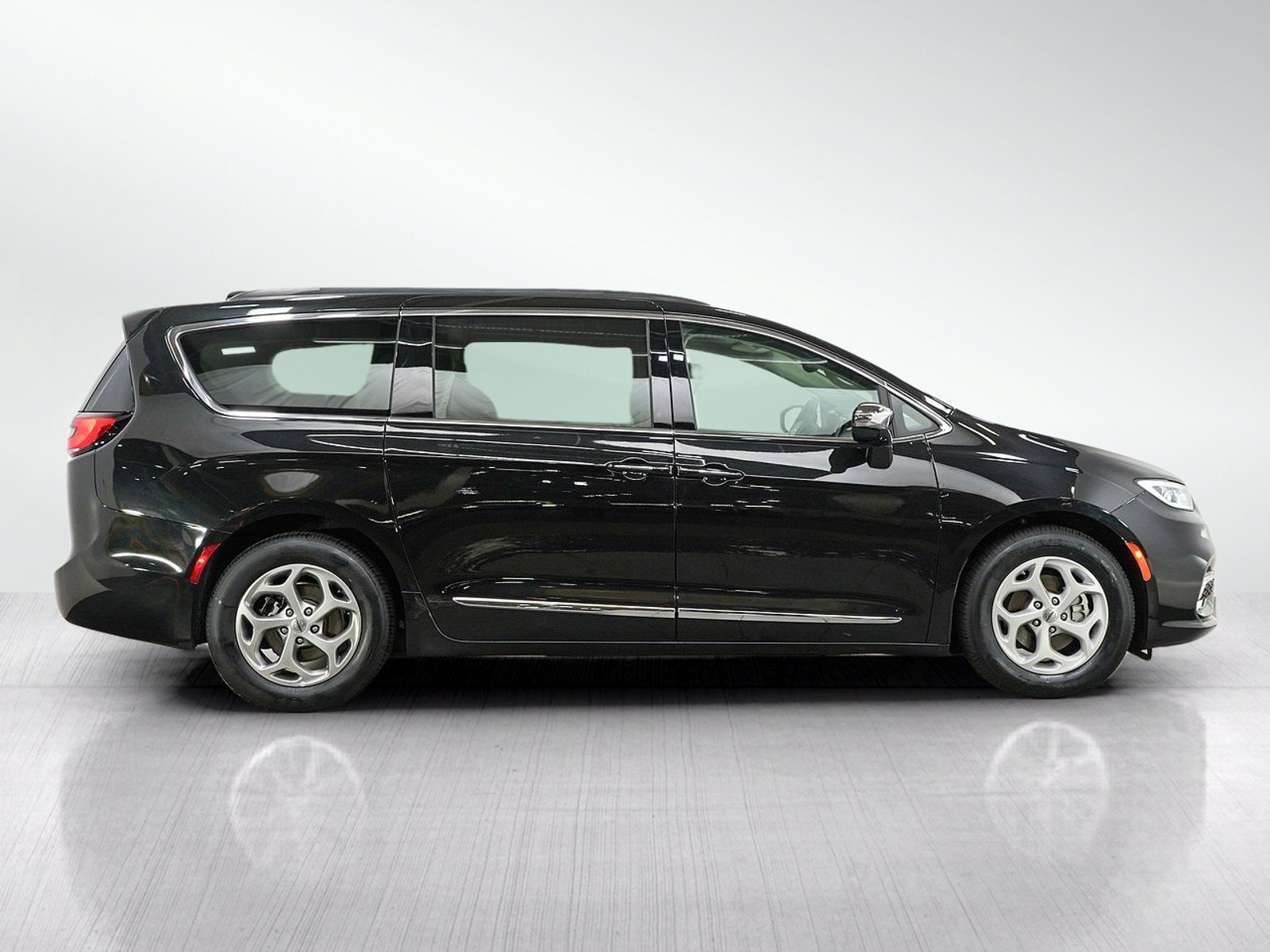 Used 2023 Chrysler Pacifica Limited FWD image 8