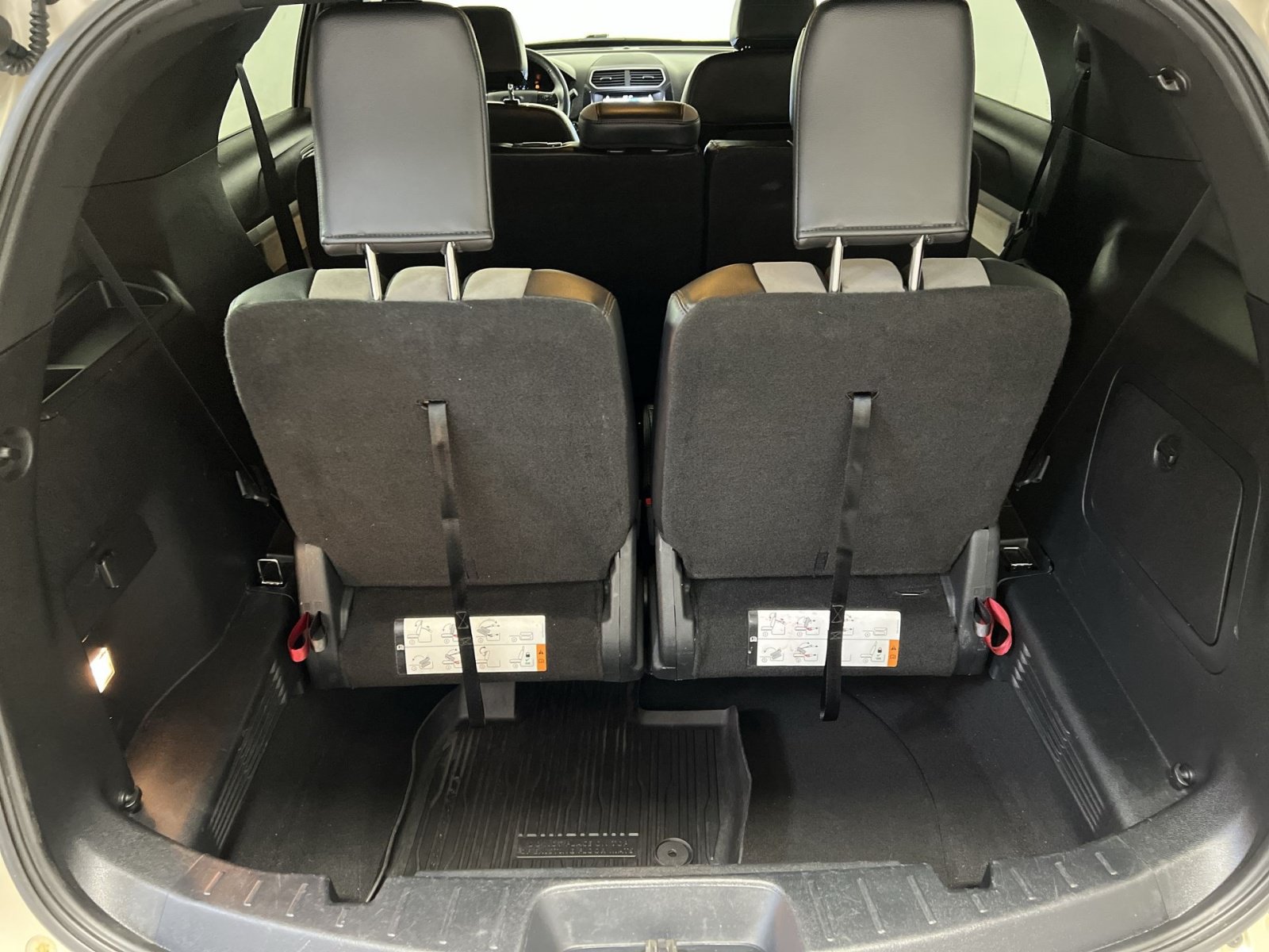 Used 2017 Ford Explorer XLT w/ Equipment Group 202A AWD/4WD image 25