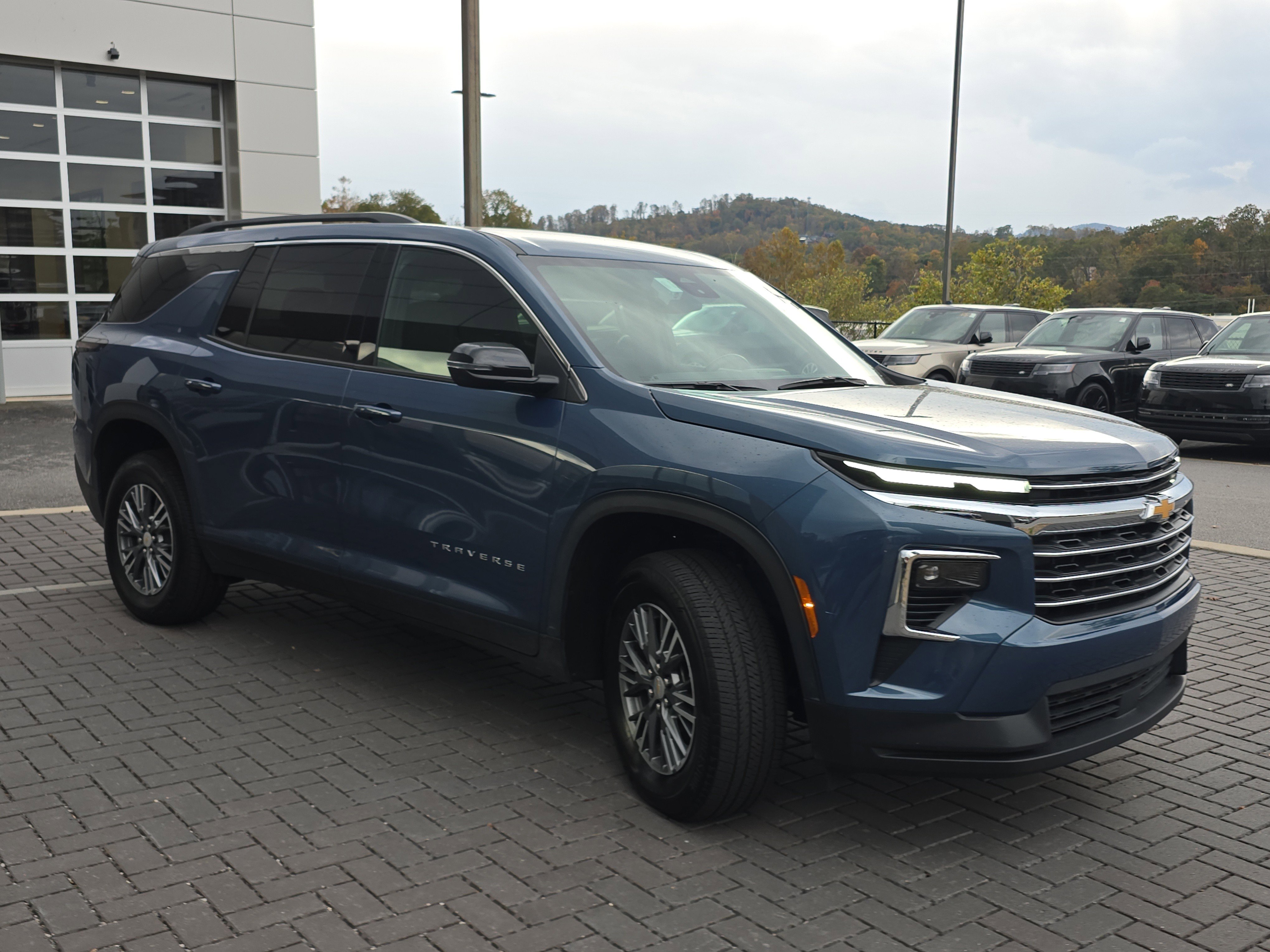 Used 2025 Chevrolet Traverse LT image 3