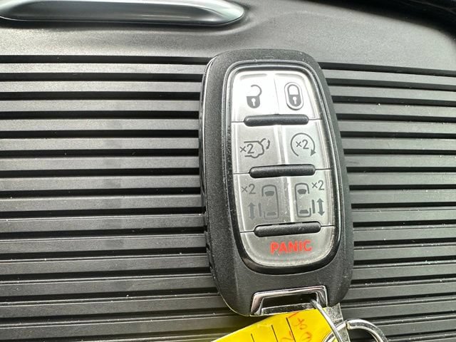 Used 2025 Chrysler Pacifica Limited FWD image 36
