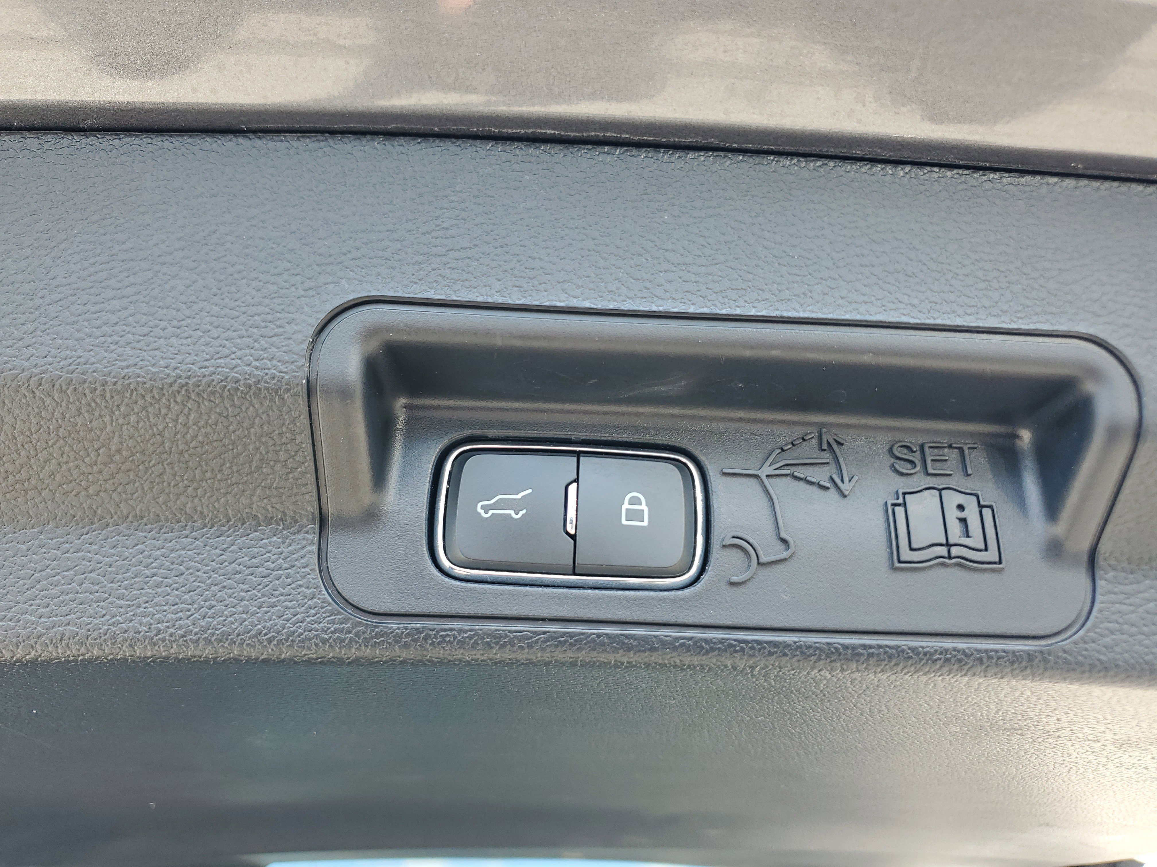 Used 2023 Ford Explorer Limited image 16