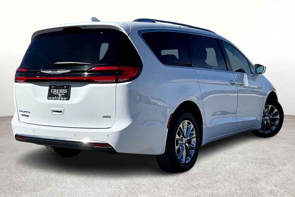 Used 2021 Chrysler Pacifica Touring-L image 2