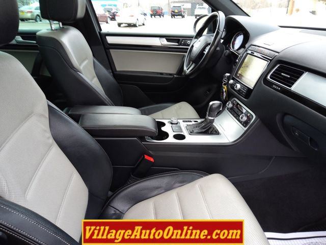 Used 2017 Volkswagen Touareg Wolfsburg Edition image 31
